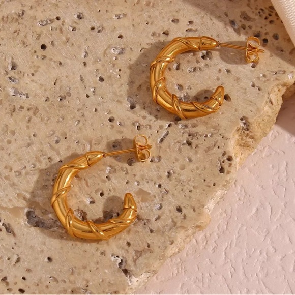 New 18K Gold Bamboo Shape Hoop Earrings, wonderful Earrings, wow Earrings - Picture 7 of 8